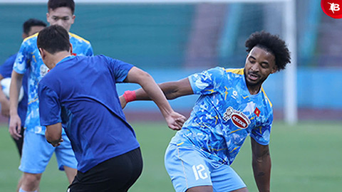 Xuân Son tranh bóng với HLV Kim Sang Sik trong buổi tập của ĐT Việt Nam